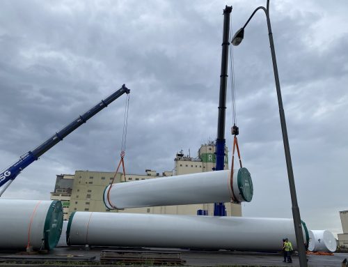 Lokale Wertschöpfung – Windkraftanlagen Umschlag im Hafen Kehl für den neuen Windpark Schnuerbuck bei Ettenheim