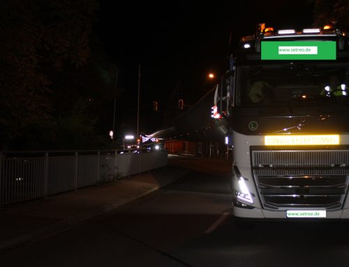 Rotorblätter für neues Windrad im Nachttransport durch Freiburg